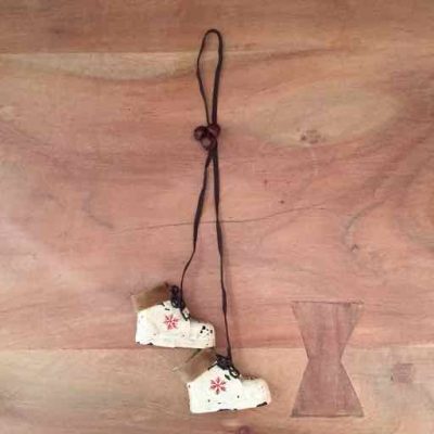 hanger met skischoenen - skicadeau van sportcadeautjes