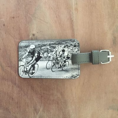 bagagelabel met wielrenners - fietscadeau van sportcadeautjes