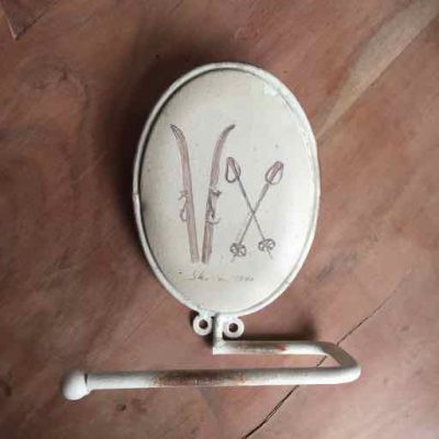 wc rolhouder met skiset - skicadeau van sportcadeautjes