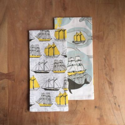 2 theedoeken zeilboten - zeilcadeau van sportcadeautjes