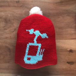 rode muts met skilift - skicadeau van sportcadeautjes