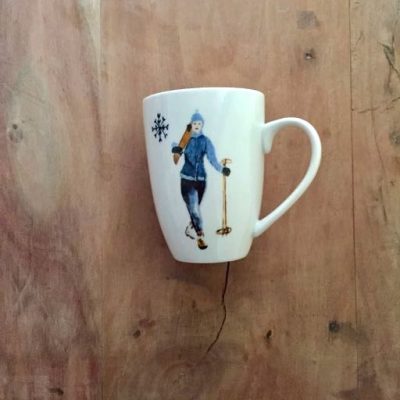 mok met vrouw en ski's - skicadeau van sportcadeautjes