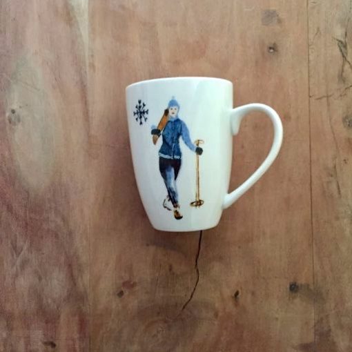 mok met vrouw en ski's - skicadeau van sportcadeautjes